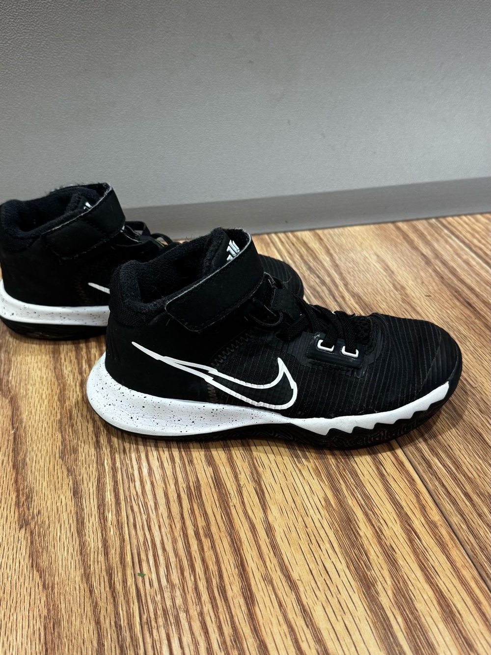 Boys Nike Kyrie Flytrap 4 basketball sneakers size 11.5